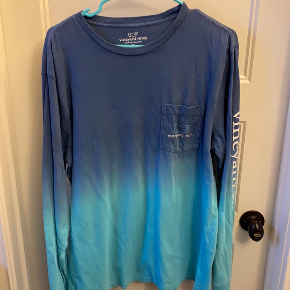 Vineyard Vines Size M blue fade long sleeve shirt